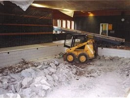 Färdigt hål i betongvägg efter borrning